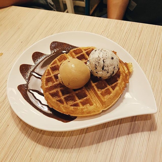❤ Waffle with cookies and cream & Earl grey tea ice cream
#bestwith3Js 
#sgfood #icecream #eatsnapgive #burrple