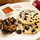 blueberry pancakes with sautéed mushrooms 😘😋😋😋😋 #cedelesg #rafflescitysg #pancakes #mushrooms #sauteedmushroom #goodfood

#stfood #blueberry #pancake
