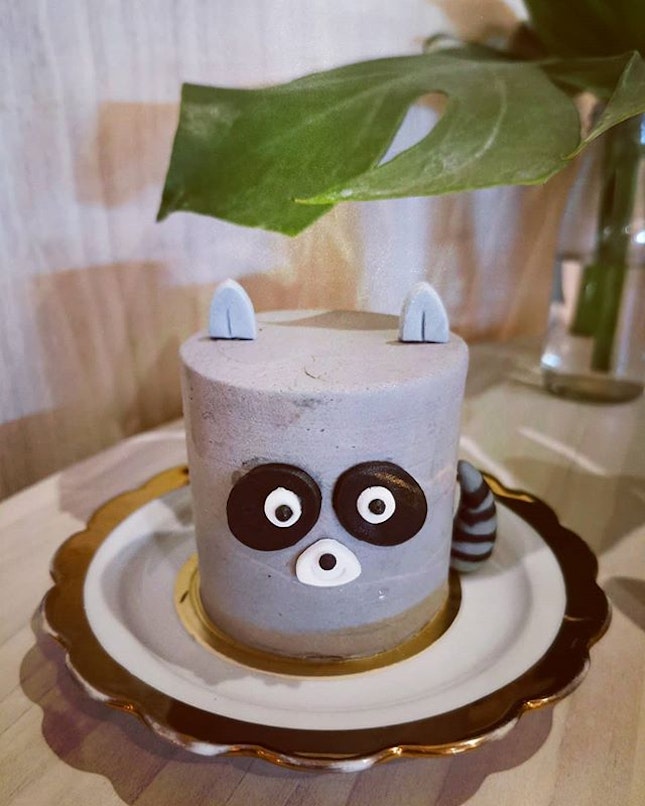 🦝 I love dining out with kiddies (coz I won't be judged when I ordered cute cake like this😆)
.