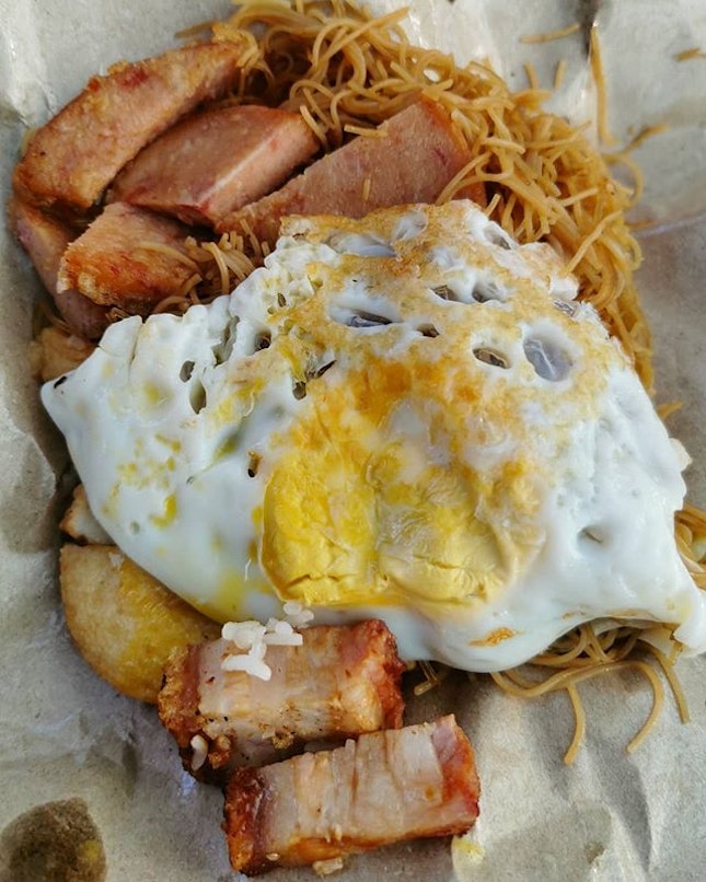 🙋‍♀️ If you like this sinful breakfast too- Gold standard combi: beehoon + luncheon meat + fried egg(brownie points: 2 pieces of donated roast pork) 😂.