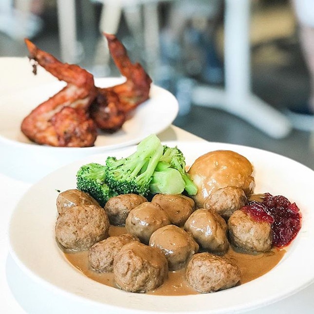 Meatballs [S$8.50/12pcs]
Chicken Wings [S$3.00/2pcs]
・
Standard menu whenever I dine at @IkeaSingapore cause it’s a safe option to go for🤣
・
#Burpple #FoodieGohQueenstown
・
・
・
・
#instadailyphoto #photooftheday #followme #follow #tslmakan #food #yummy #foodstagram #foodgasm #sgfoodies #sgfoodie #foodsg #singaporefood #whati8today #sgfoodporn #eatoutsg #8dayseat #singaporeinsiders #singaporeeats #sgfoodtrend #sgigfoodie #thisisinsiderfood #foodinsingapore #foodinsing #ikea #swedishmeatballs
