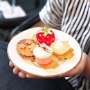 Cutesy petite desserts from @RegentSingapore’s Weekend High Tea Buffet.