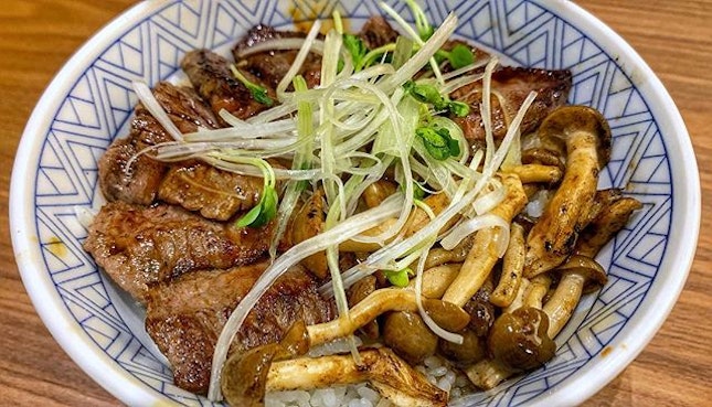 Wagyu Karubi Don
:
:
#singapore #sg #igsg #sgig #sgfood #sgfoodies #food #foodie #foodies #burpple #burpplesg #foodporn #foodpornsg #instafood #gourmet #foodstagram #yummy #yum #foodphotography #weekend #dinner #beef #wagyu #miyazaki #don #rice #mushrooms #japanesefood