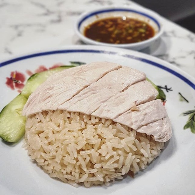 A standard tasting plate of Chicken Rice 🐔🍚 which I will never understand why it was awarded the Michelin Bib Gourmand 🤔
:
:
#singapore #sg #igsg #sgig #sgfood #sgfoodies #food #foodie #foodies #burpple #burpplesg #foodporn #foodpornsg #instafood #gourmet #foodstagram #yummy #yum #foodphotography #weekday #dinner #jurongeast #jem #chickenrice #chicken #rice #michelinbibgourmand #idontunderstand