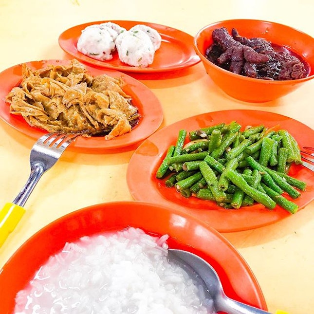 whenever 安湖 cooked food stall is not open , this Lai Heng cooked food stall becomes long Q .