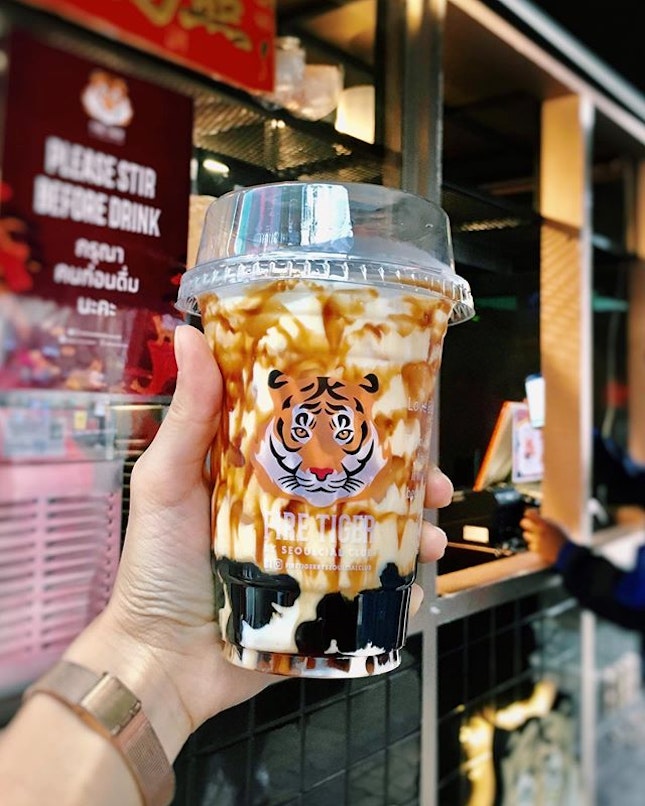 That one boba milk at Bangkok that pretty much stood out among the rest I’ve tried 🐅 considering I don’t like it too sweet •

Last I heard, it’s coming to KL soon 🙈📍 Thailand #highlyRAEted •

#bobamilk #fiercelydelicious #blacksugartigerseries #thailand #bangkok #bubbletea #thailandfoodies #burpple #firetigerbyseoulcialclub #firetigermalaysia #blacktigersugarmilk