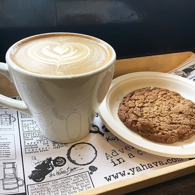 #tbt my huge cuppa coffee and a huge cookie from @yahavagramsg which I didn't manage to finish either of it.