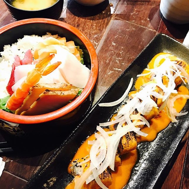 Aburi salmon at its best 😍#london #ontario #londonontario #potatopiggiesxusa #ozen #japanese #sushi #salmon #aburi #explorecanada #exploreontario #explorelondon #burpple #food