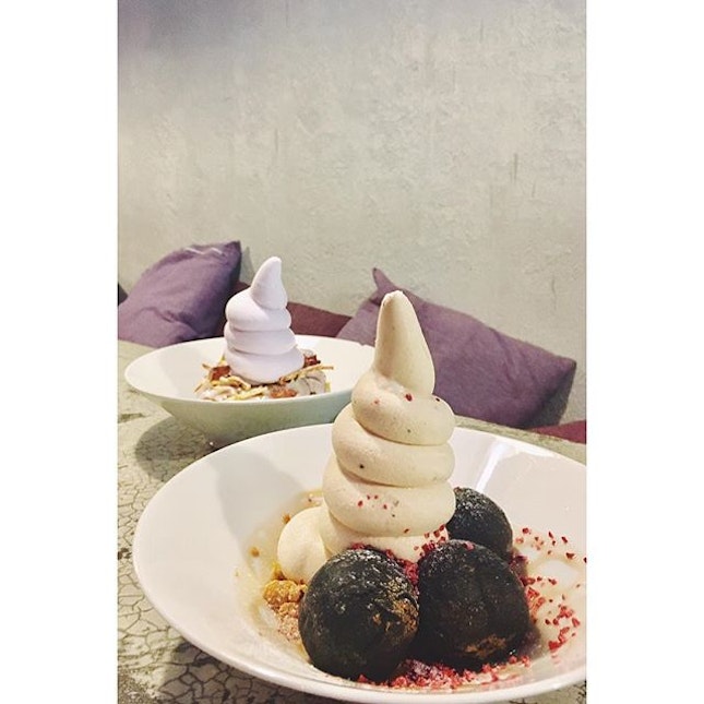 TGIF cravings for stateland cafe's flavour of the week - taro milk tea and earl grey milk tea, a tribute to dearest gongcha 😅
Soft serve flavours are subtle and milky as promised, served with a choice of bursting salted egg yolk mochi balls or a chewy mochi donut ($15)#burpple