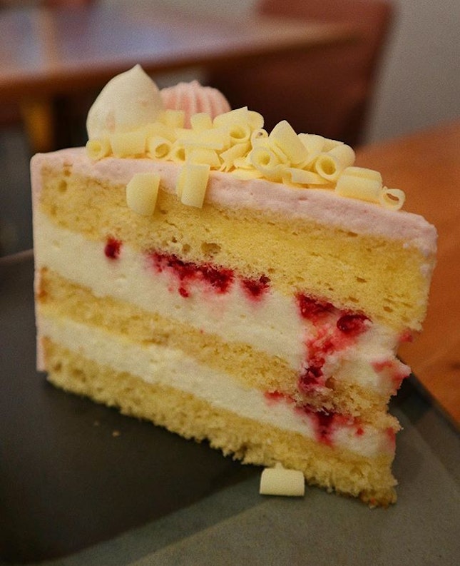 I’d recommend Nesuto as a cozy cafe that serves good cake in Tanjong Pagar!