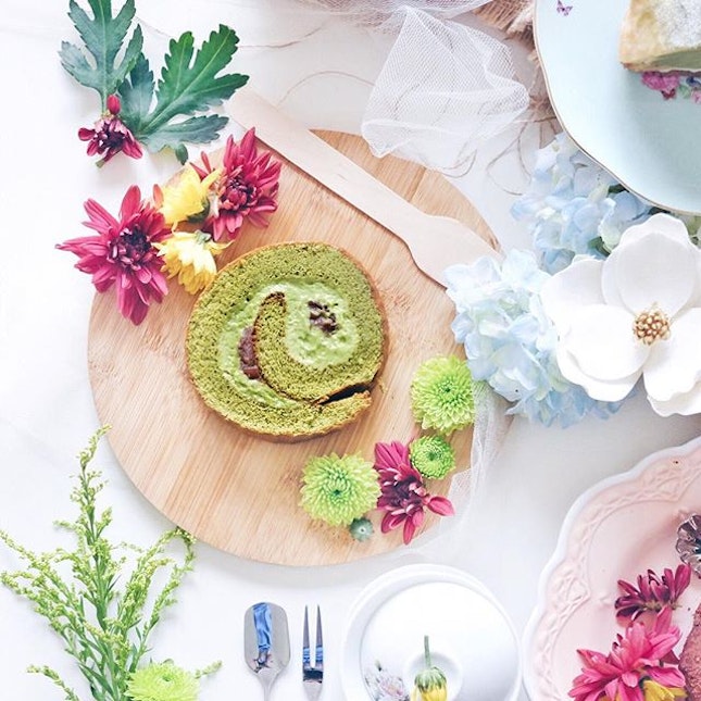 Longing for this bang-for-the-buck Matcha Swiss Roll after seeing @fundamentally_flawed post 🍵🍰😋 Let's enjoy this with some cups of tea and have a great Saturday everyone!