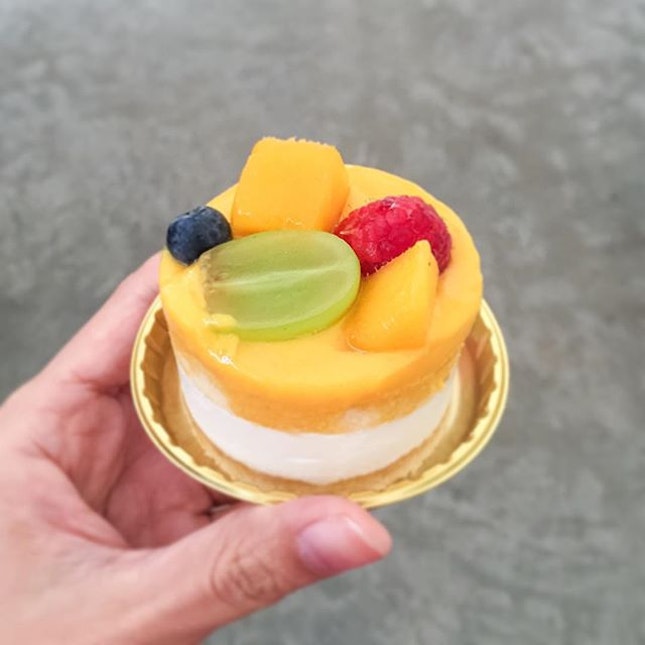 Thanks to my Mortal (who is actually more like an Angel) I got to enjoy this beautiful creation of mango and yoghurt from @kkpatisserie.