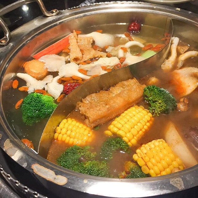 After shivering at the hilltop at Maokong, we were craving for some hotpot.