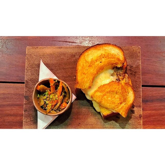 | 🍔 Rendang Grilled Cheese Toast ？...