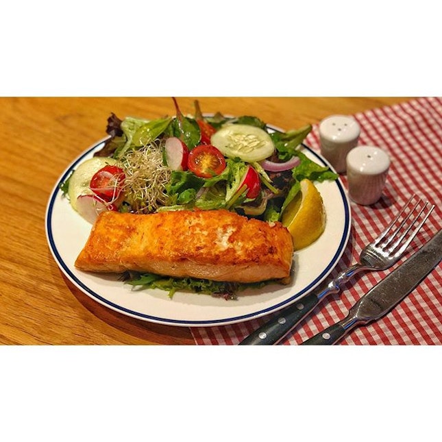 | 🐟 Grilled Salmon Filet for TGIF 。...