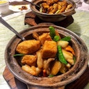 Braised Beancurd with Seafood
Quite a standard claypot dish with fat chunks of Beancurd and heavy tasting gravy..