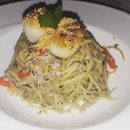 The Scallop and Crabmeat Spaghetti Aglio Olio(SGD$18.90) was coiled beautifully into a cone when served,  with shreds of crabmeat piling the tip, like long stalks of flowers upon mountains.