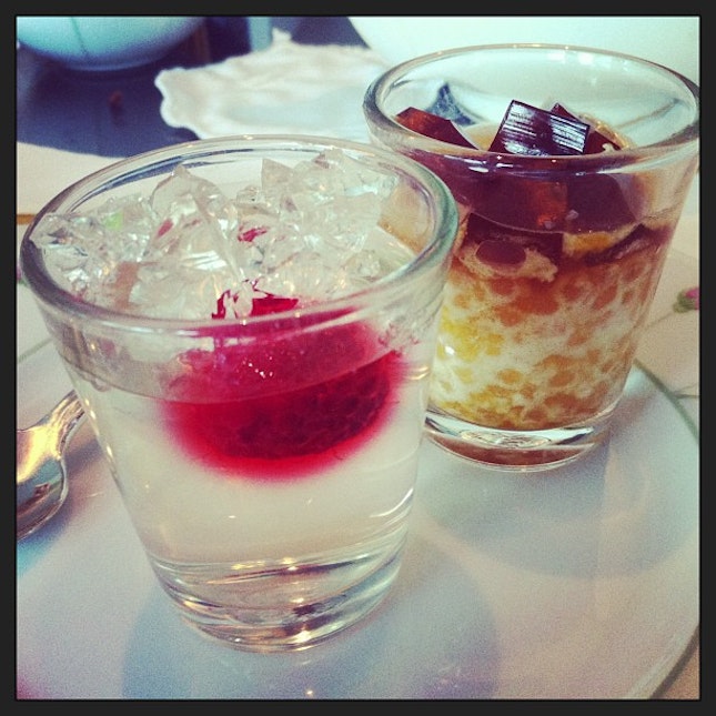Hello, #champagne jelly with raspberries and gula melaka with sago.
