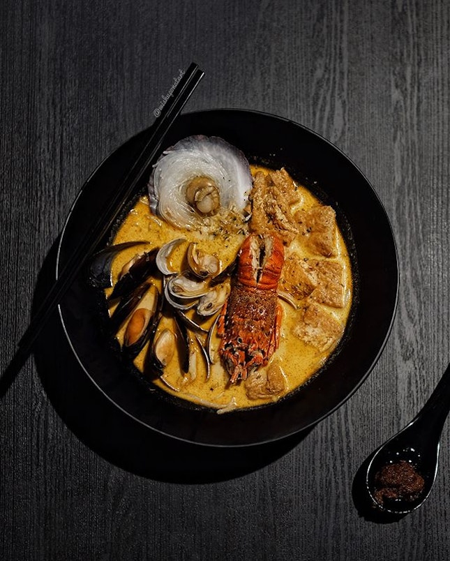 Priced at $10.90, this Seafood Laksa comes with
- bamboo lobster, tiger prawn or crayfish
- paired with half shell scallop or flower clams
- side of either rice or thick bee hoon
Would love a richer and thicker laksa gravy for personal liking.