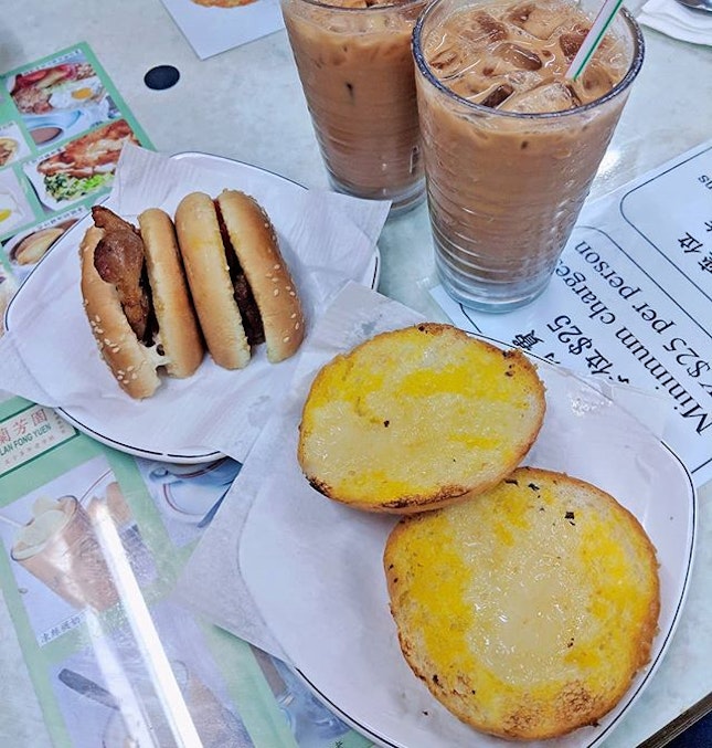 What's HK without having 下午茶 @lanfongyuen popular 猪扒包，脆脆猪🐷 同 冻奶茶。。。人间快乐。。。
.