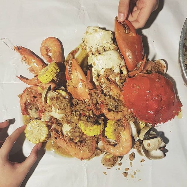 🇸🇬 We ordered a Sri Lankan Crab ($88++) that came with 350g of Prawns, 300g of Clams, Corns and Sausages.