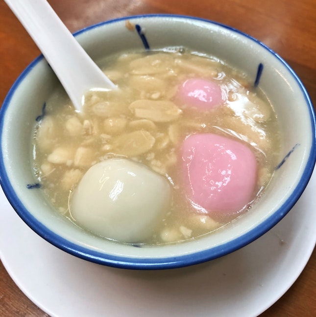 Tangyuan in peanut soup
