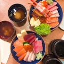 @ Manzoku Japanese Restaurant
Just when I thought I was done w hunting for good sashimi places in sg, places I’ve never visited before start surprising me😱 This place is definitely in my top 5 list for thick and value for money sashimi!!!😭 Just look at the glorious thick cuts!🤤
-
🍽 FUD FOR THE TUMMY
• Chirashi Set ($25)
• Chirashi - Daily Special ($35)