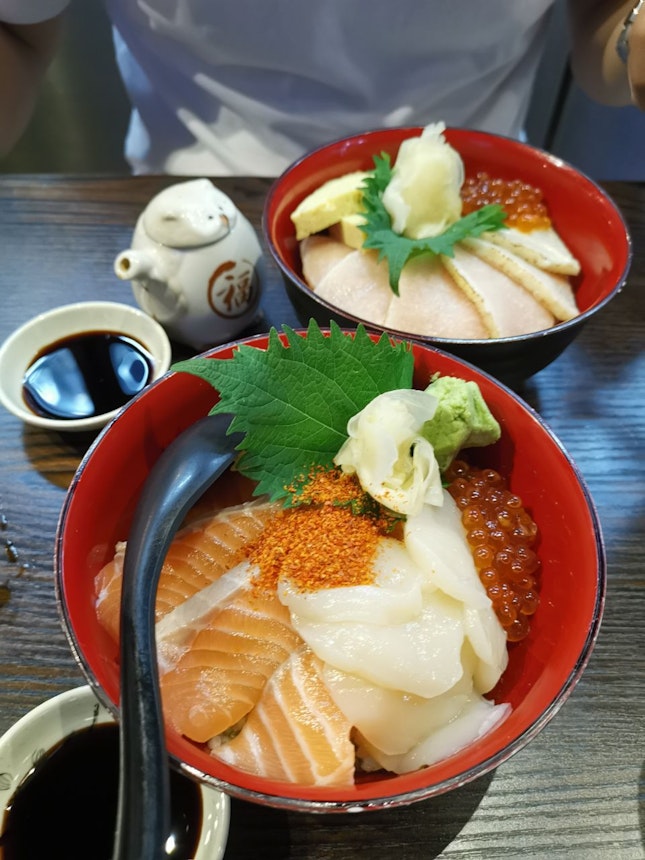 Salmon sashimi and hotate donburi