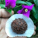 #Bougainvillea in the garden, Rum Ball in my hands

#vapidfooddescription 😹😹😹 How many remembered eating this as a kid?!