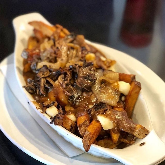 📍🇨🇦Traditional Poutine from Naina’s Kitchen!!!