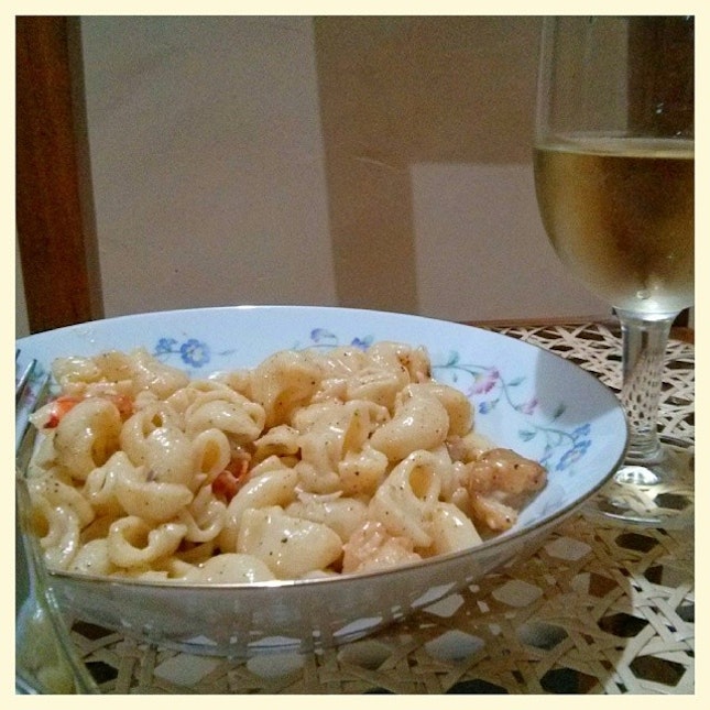 Today's Dinner

Cream Pasta with Seer Fish and Prawns with a glass of Chilean Sauvignon Blanc