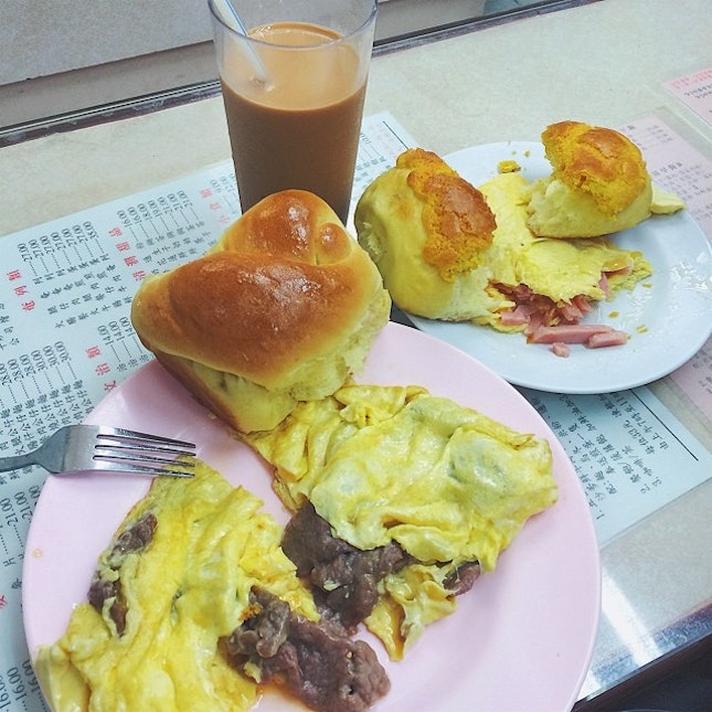14.06.14 | Day 2 | Starting our day with simple pleasures 🍞🍳🙆💕 (already had egg tarts in our tummy😂) #hongkong#omelette#lunch