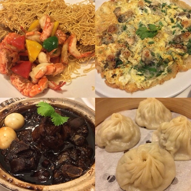 Part 1 - Crispy noodles with fresh shrimps in superior stock, teochew style oysters egg, braised pig trotters, and steamed juicy meat buns aka Xiao Long Bao.