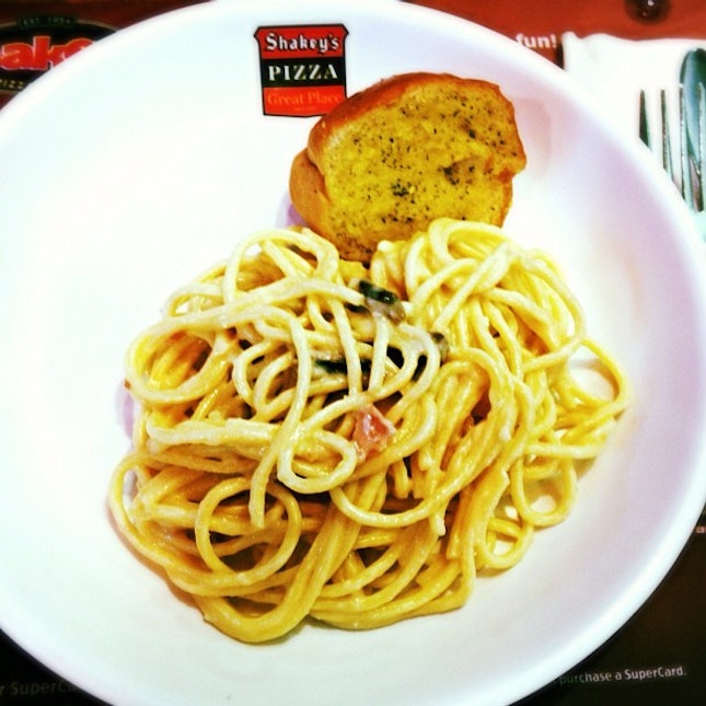 #pasta #garlic #bread #aftershift #merienda #foodgram #instafood #foodporn #burpple #gluttony #foodgasm #foodstagram #happytummy #goodfood #igersasia #instagramming #iphoneasia #hunger #mytummycravestoo