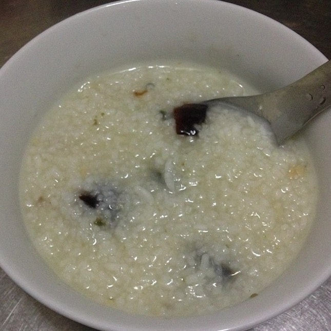 Knowing that I'm way off my usual self Today, my mum cook mi this!!^^ ❤#mummy #porridge #centuryeggs #dinner #delicious