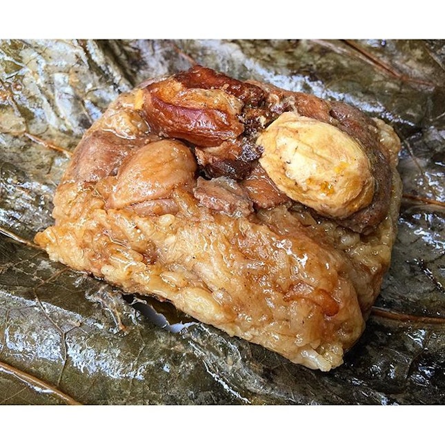 The best kinda breakfast comes in a lotus leaf-wrapped package.