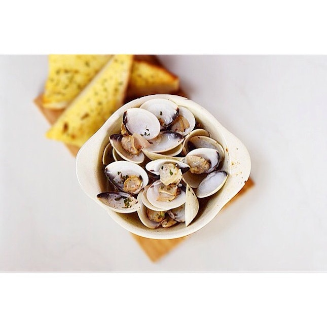 Having the craziest cravings for these oven-fired clams, sauted with garlic with a white wine reduction.