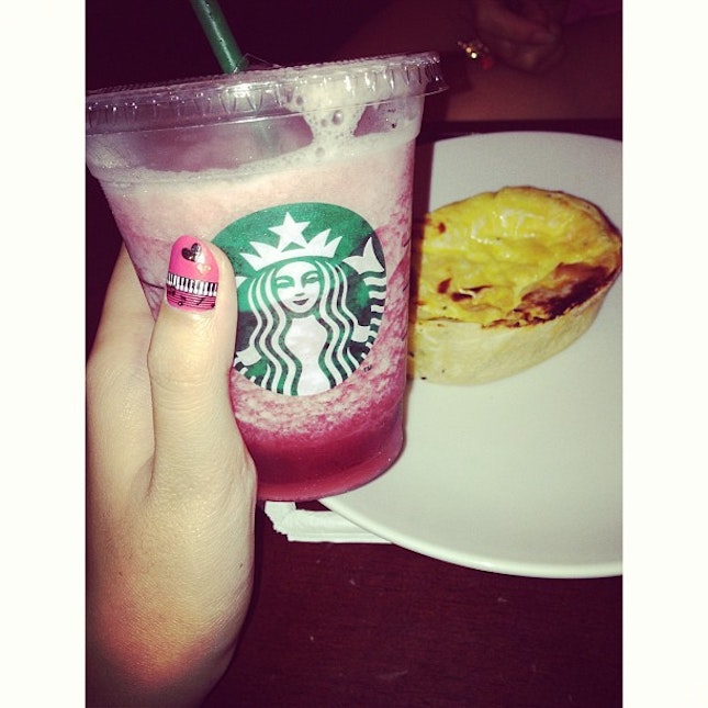 Raspberry black currant and quiches smoked beef w/ @carerabella 👭 #friend #starbuck #eat #drink #potd