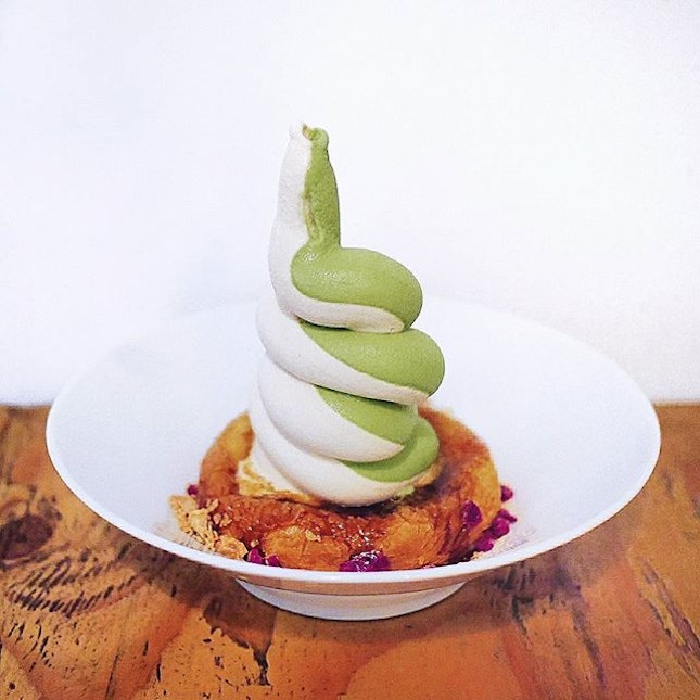 Matcha & Cookie Butter soft serve on a thick and chewy rice mochi donut 😊